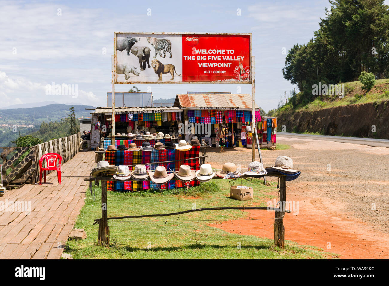 Curio shacks selling souvenirs and gifts lining the A104 in the Rift Valley, Kenya Stock Photo