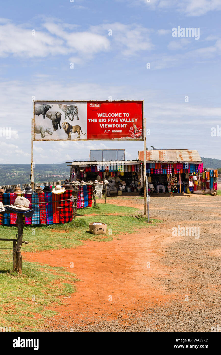 Curio shacks selling souvenirs and gifts lining the A104 in the Rift Valley, Kenya Stock Photo