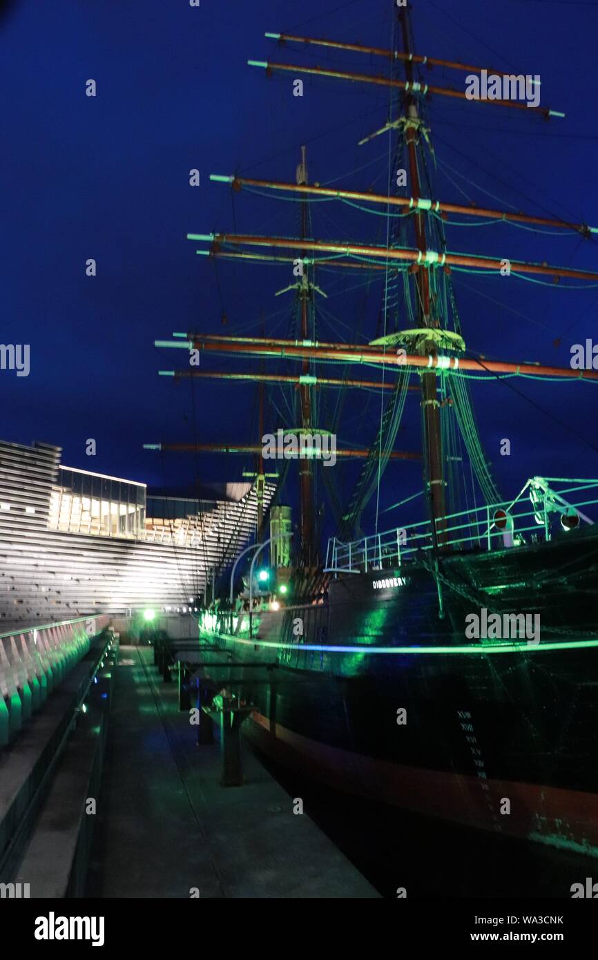 Old sailing ship RRS Discovery and V&A Dundee Stock Photo Alamy