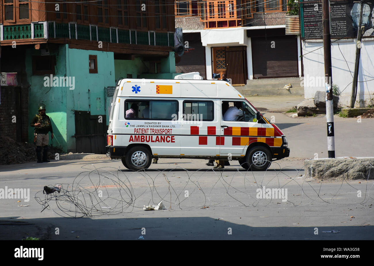 August 6, 2019: Srinagar, Kashmir. 06 August 2019. Indian paramilitary forces are deployed in the old city of Srinagar during a curfew in Indian Administered Kashmir. The curfew has been implemented since 5th August after the scrapping by the Indian government of Article 370, which conferred a special status to the Jammu and Kashmir State. The curfew has been implemented across Jammu and Kashmir to thwart any protest. All communication channels have been blocked across the Kashmir Valley Credit: Muzamil Mattoo/IMAGESLIVE/ZUMA Wire/Alamy Live News Stock Photo