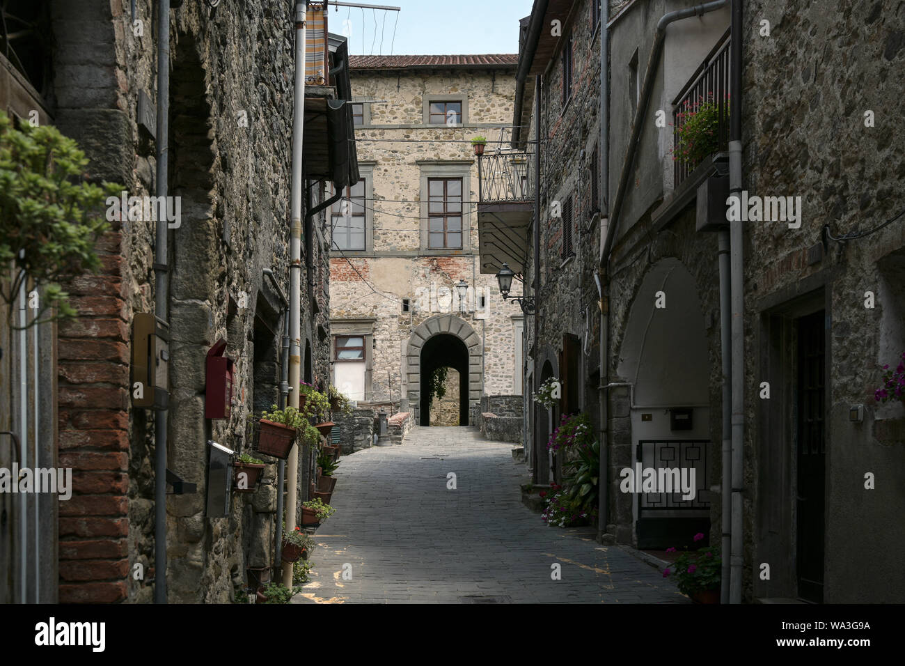 Narrow alley to the castle Malaspina in Virgoletta, a beautiful ancient mountain village, district of Villafranca in Lunigiana, Tuscany, Italy Stock Photo