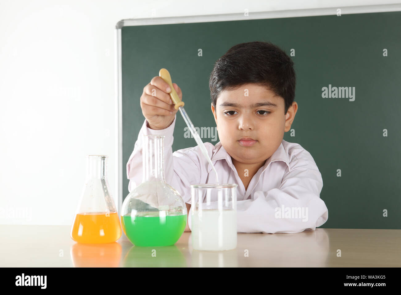 Black chemist student hi-res stock photography and images - Alamy