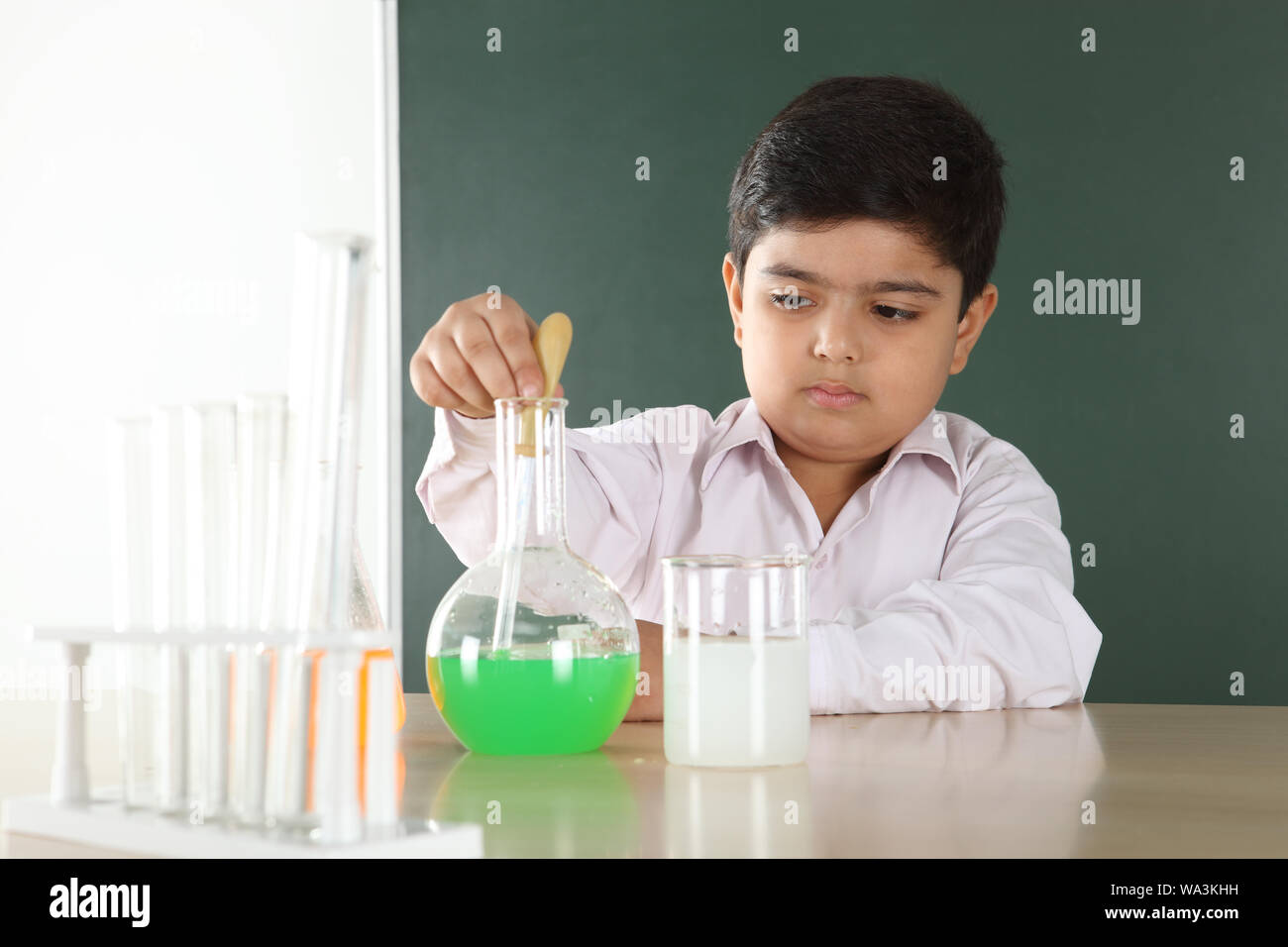 Apparatus biological chemist chemistry hi-res stock photography and ...