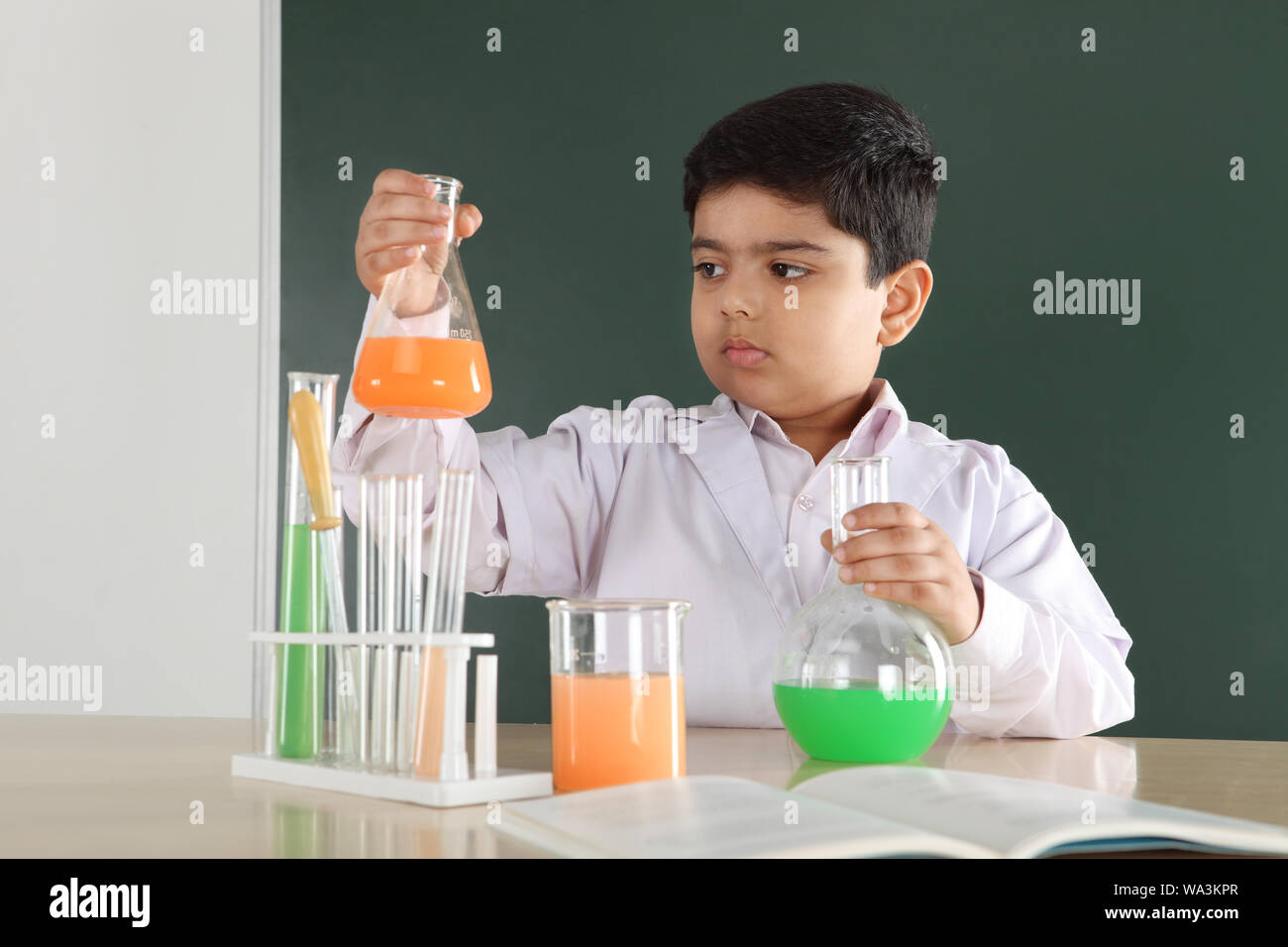 Apparatus biological chemist chemistry hi-res stock photography and ...