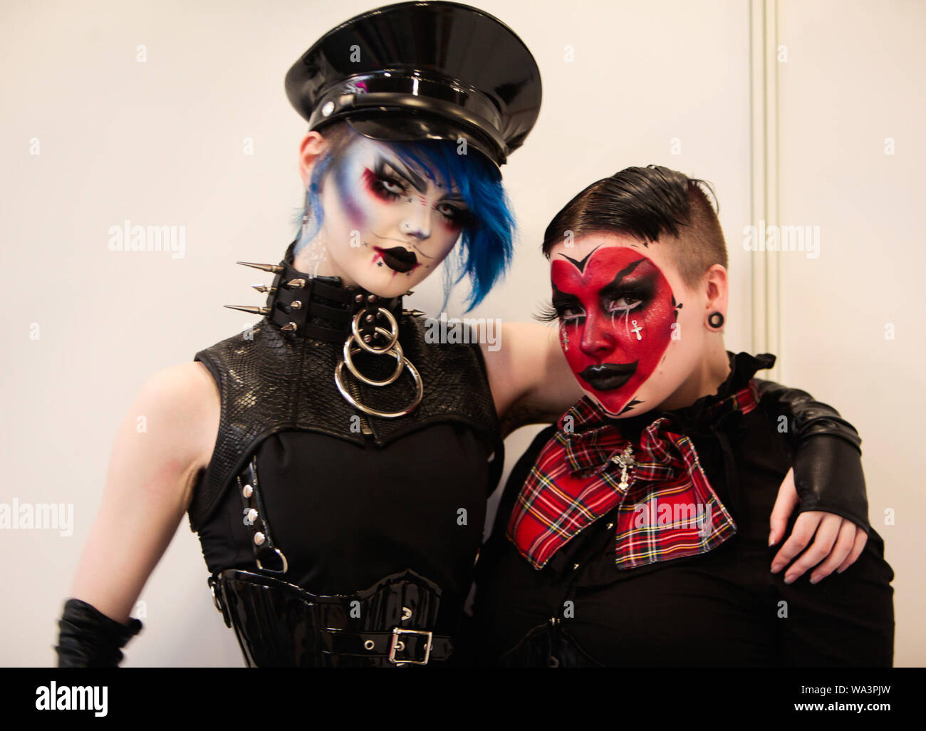 Drag queens on stage hi res stock photography and images Alamy