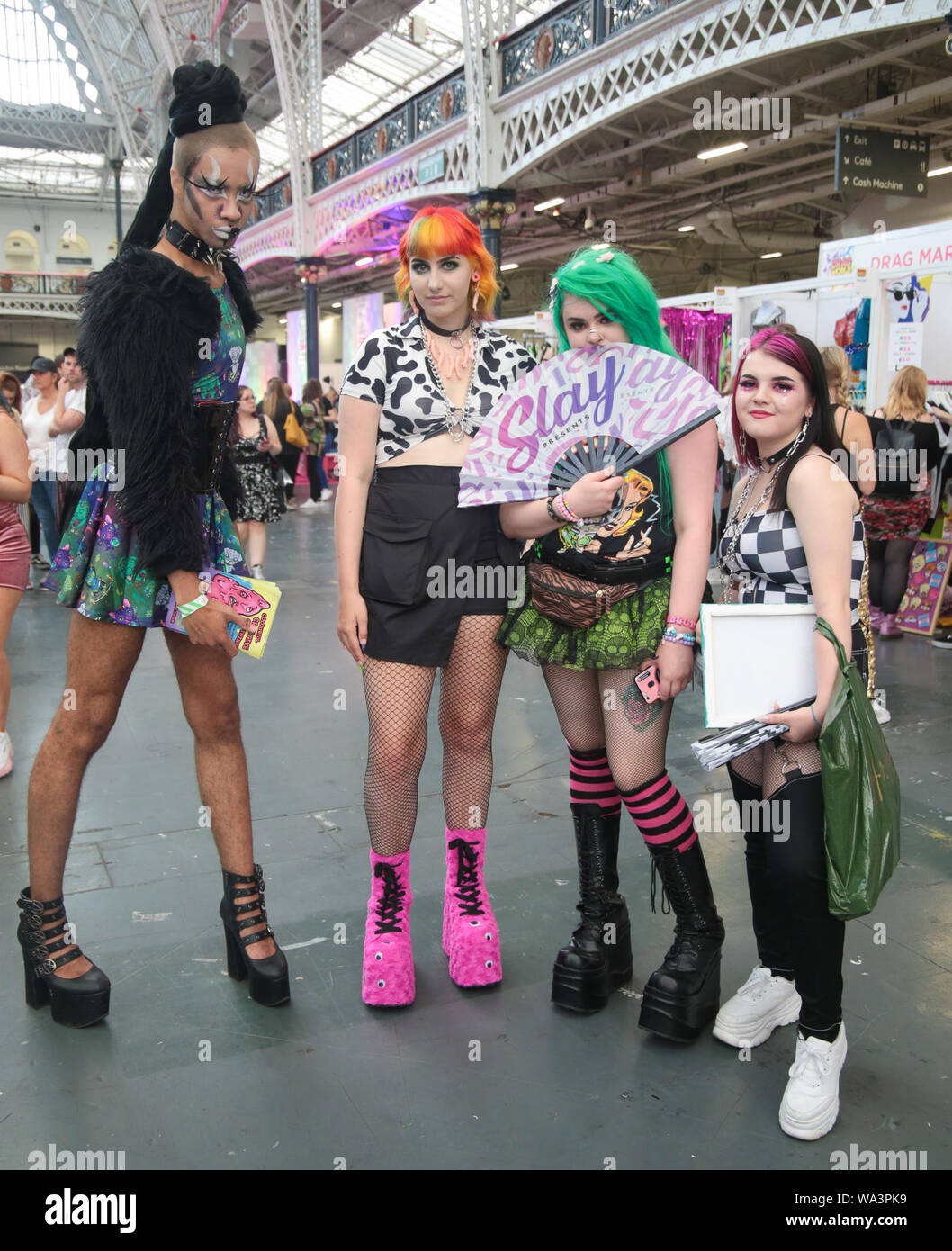 Drag queens on stage hi res stock photography and images Alamy