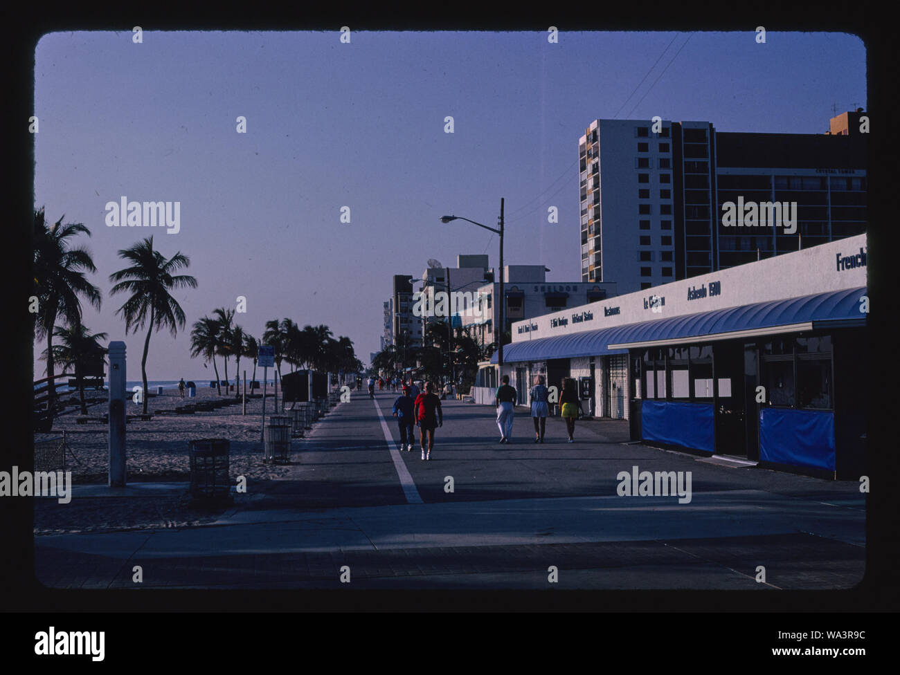 boardwalk-hollywood-beach-florida-WA3R9C.jpg