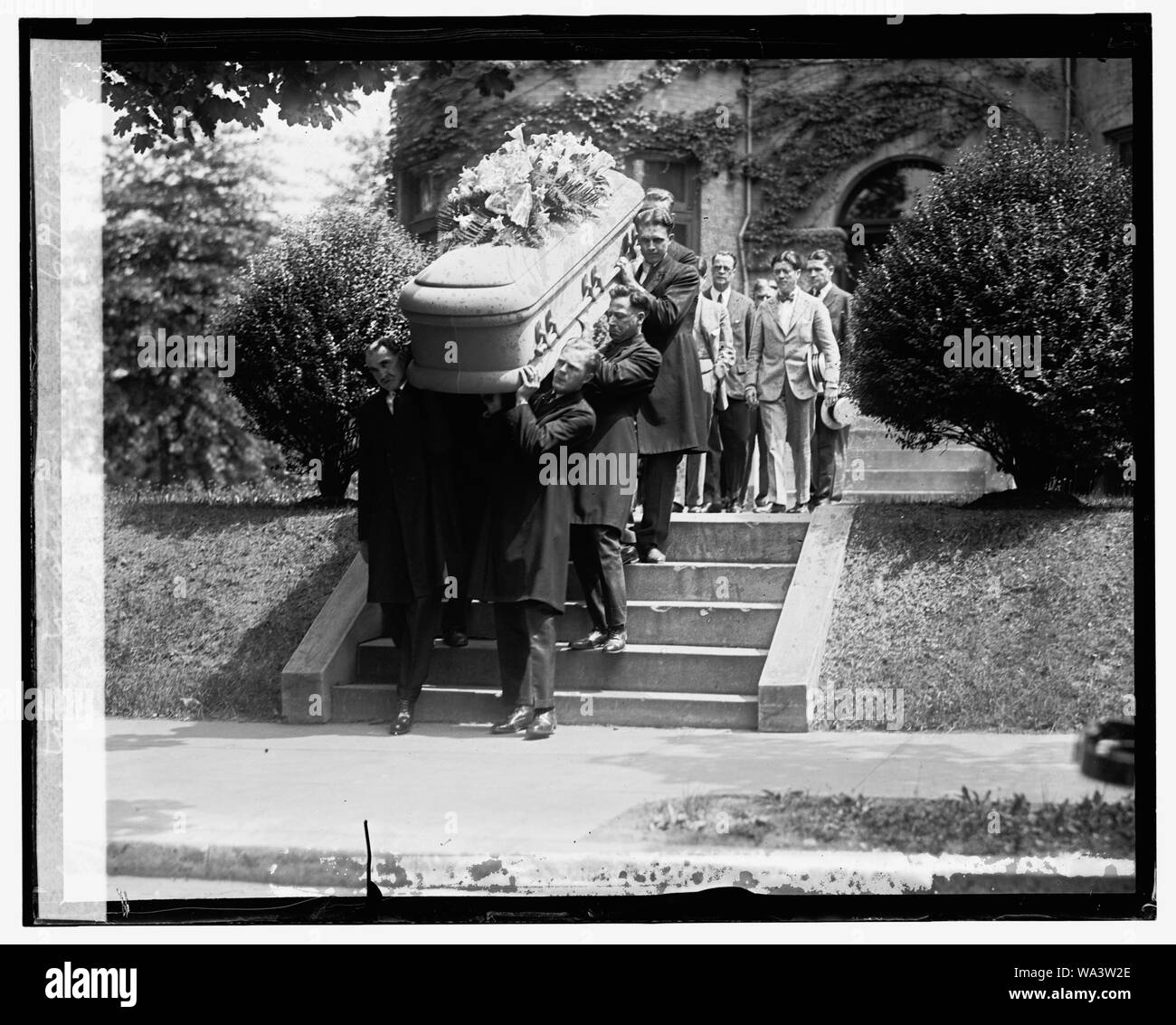 Body of senator La Follette being taken to station, 6/19/25 Stock Photo