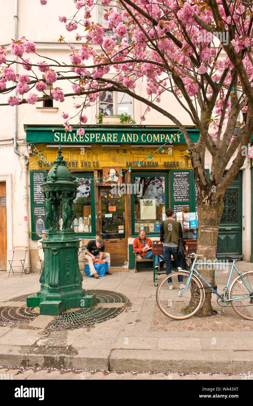 Famous english language Shakespeare and Company bookshop. Paris, France  Stock Photo - Alamy