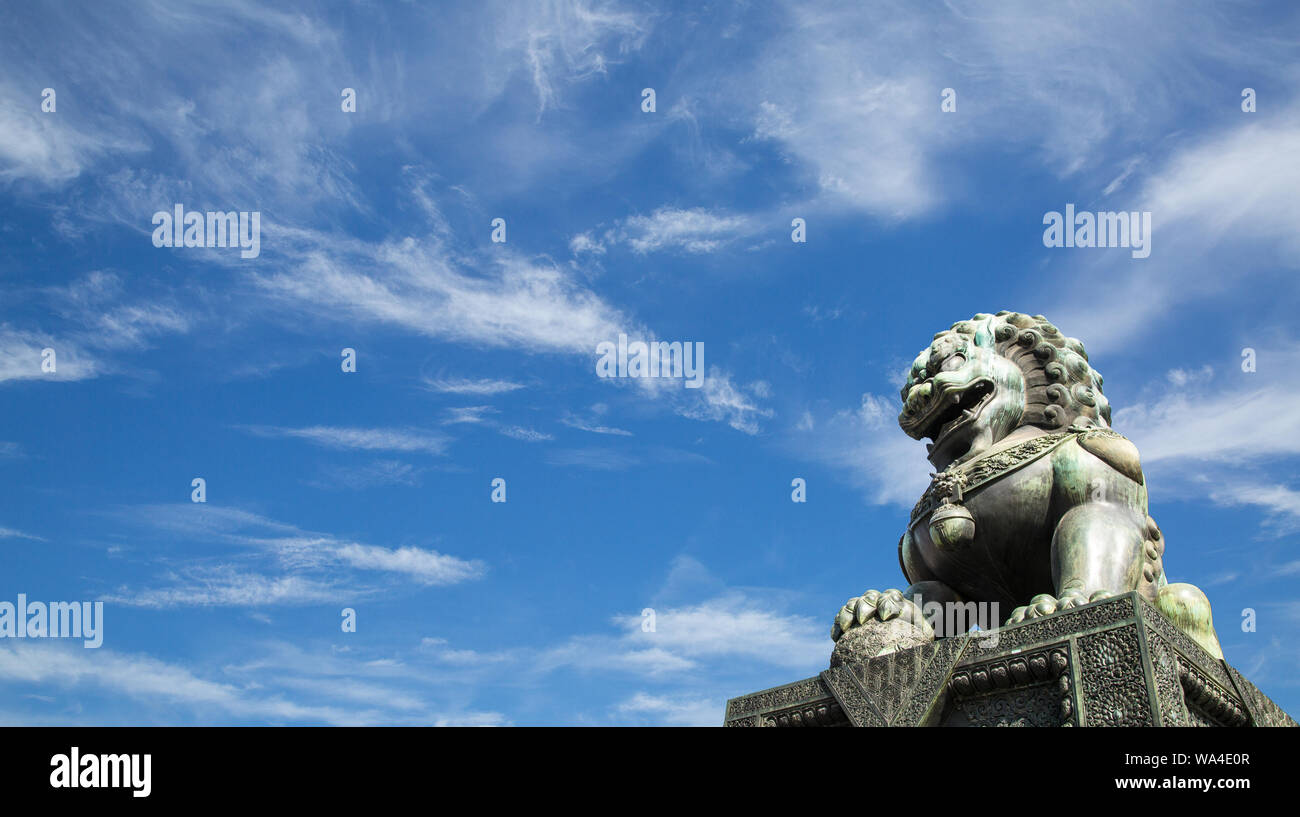 Bronze lions hi-res stock photography and images - Alamy