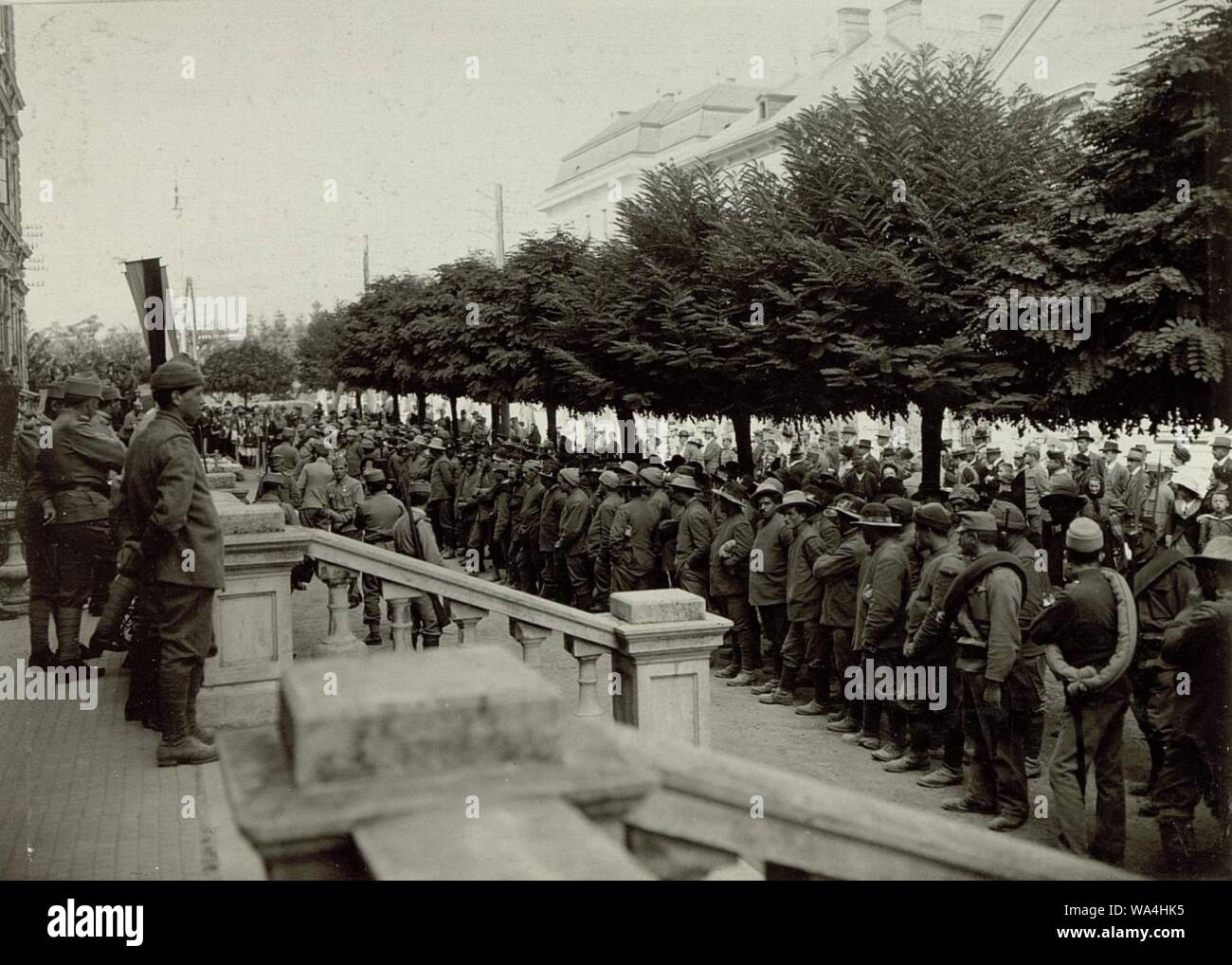 Die im Gefechte am 17. und 18. September 1915 bei der Stellung am Ravelnik gefangen genommen 2 Kompagnien des 6. Bersagliere Regimentes. Insgesammt 323 Mann und 2 Offiziere. Aufgenommen, am 21. Septem Stock Photo