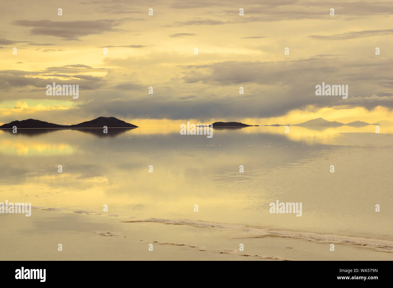 Salar de Uyuni, the world's largest salt flat area, Altiplano, Bolivia