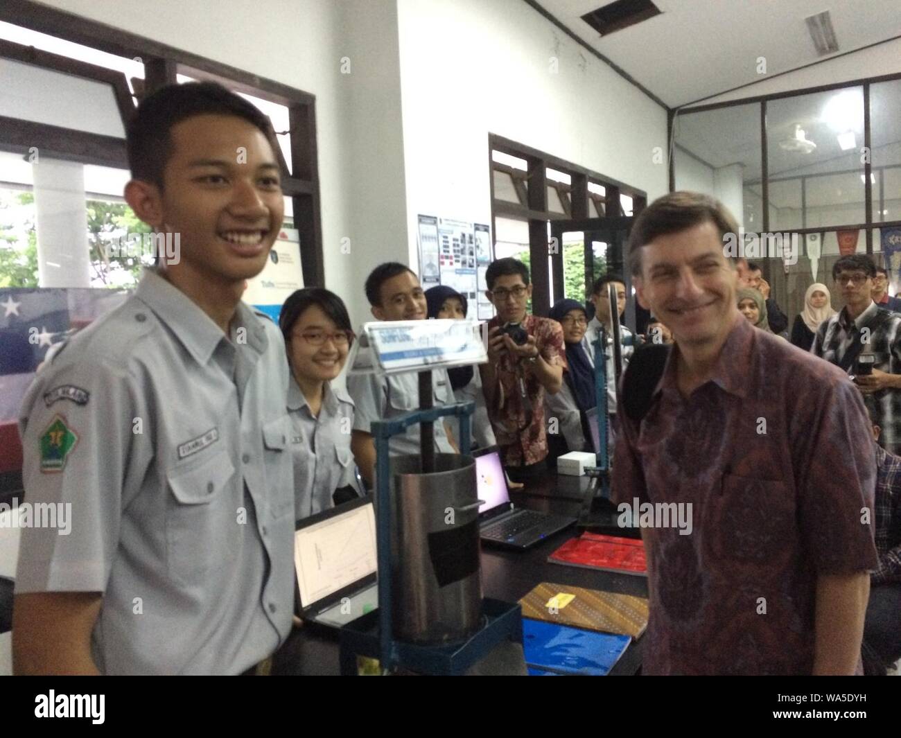 Direktur USAID Indonesia Andrew Sisson mengamati karya inovatif siswa saat pameran di Universitas Muhammadyah Malang. (17128627985). Stock Photo