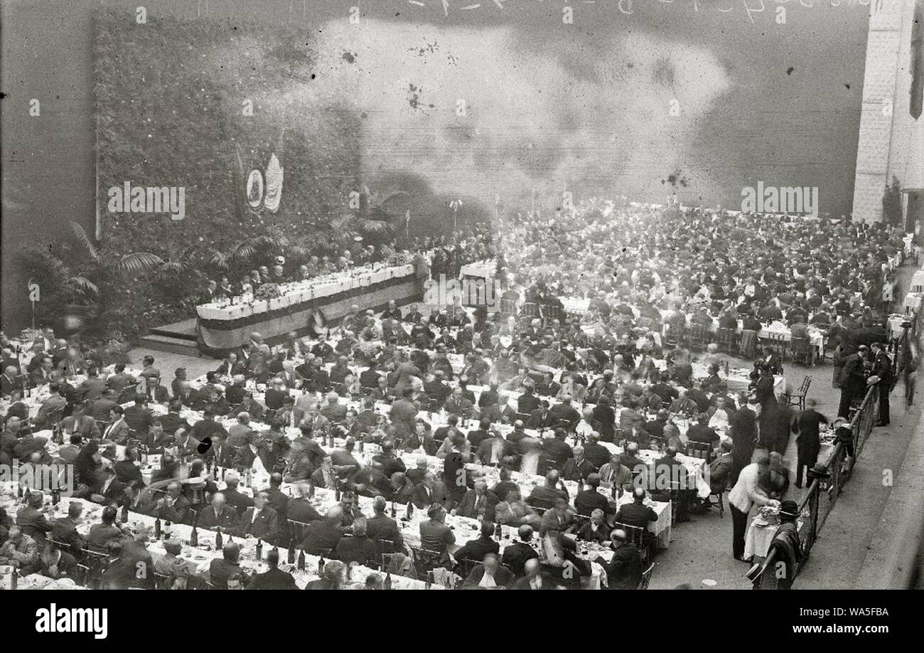 Discurso del general Miguel Primo de Rivera durante una comida en un  frontón (2 de 4) - Fondo Car-Kutxa Fototeka Stock Photo - Alamy