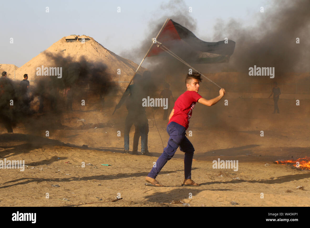 Khan Younis, Gaza Strip, Palestinian Territory. 16th Aug, 2019. Palestinian protesters clash with Israeli troops following the tents protest where Palestinians demand the right to return to their homeland at the Israel-Gaza border. Credit: Mariam Dagga/APA Images/ZUMA Wire/Alamy Live News Stock Photo
