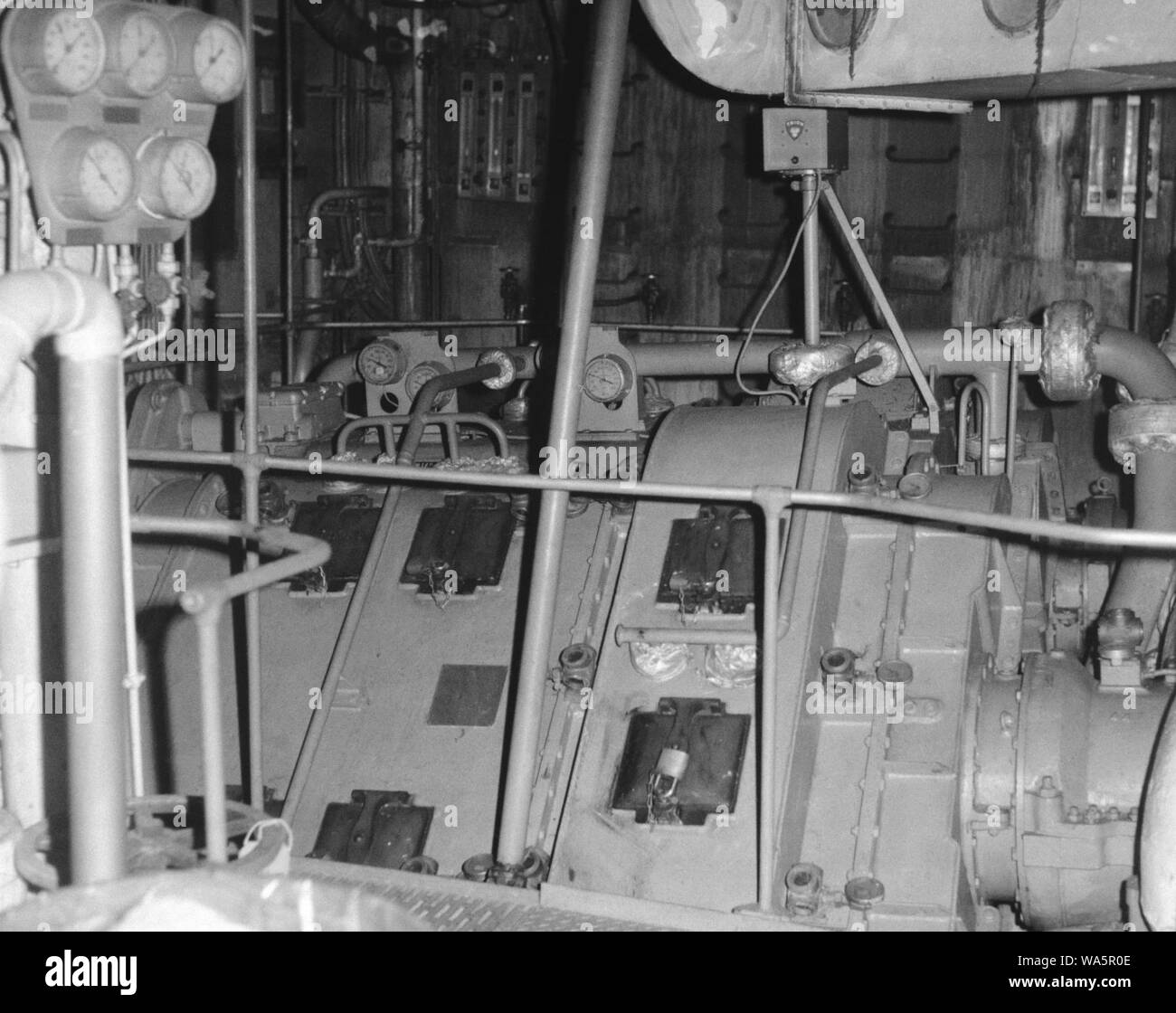 DNSN8707321 USS Belknap No.2 engine room reduction gear Stock Photo