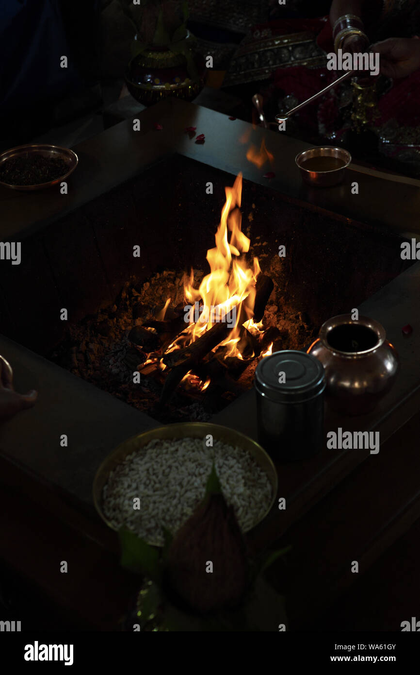 Havan kund hi-res stock photography and images - Alamy Havan kund hi-res stock photography and images - Alamy