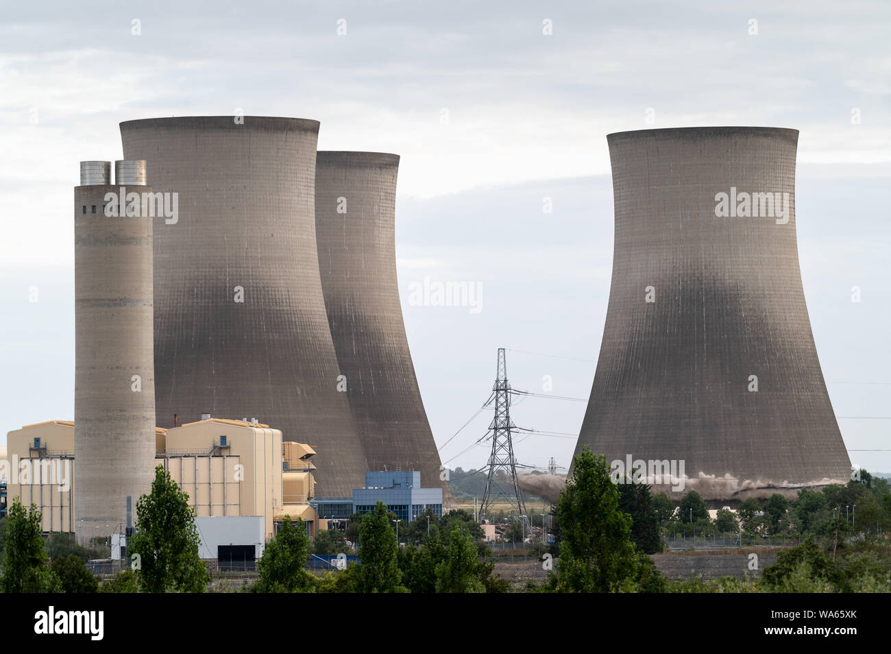 Didcot, Oxfordshire, UK. 18th Aug, 2019. The last three cooling towers are demolished with controlled explosions. Andrew Walmsley/Alamy Live News Credit: Andrew Walmsley/Alamy Live News Stock Photo