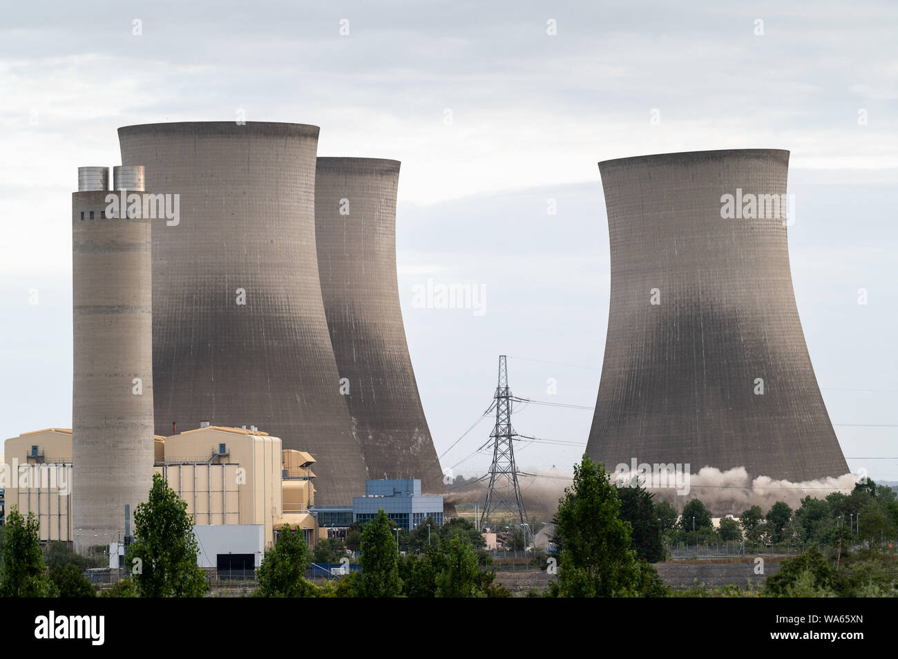 Didcot, Oxfordshire, UK. 18th Aug, 2019. The last three cooling towers are demolished with controlled explosions. Andrew Walmsley/Alamy Live News Credit: Andrew Walmsley/Alamy Live News Stock Photo