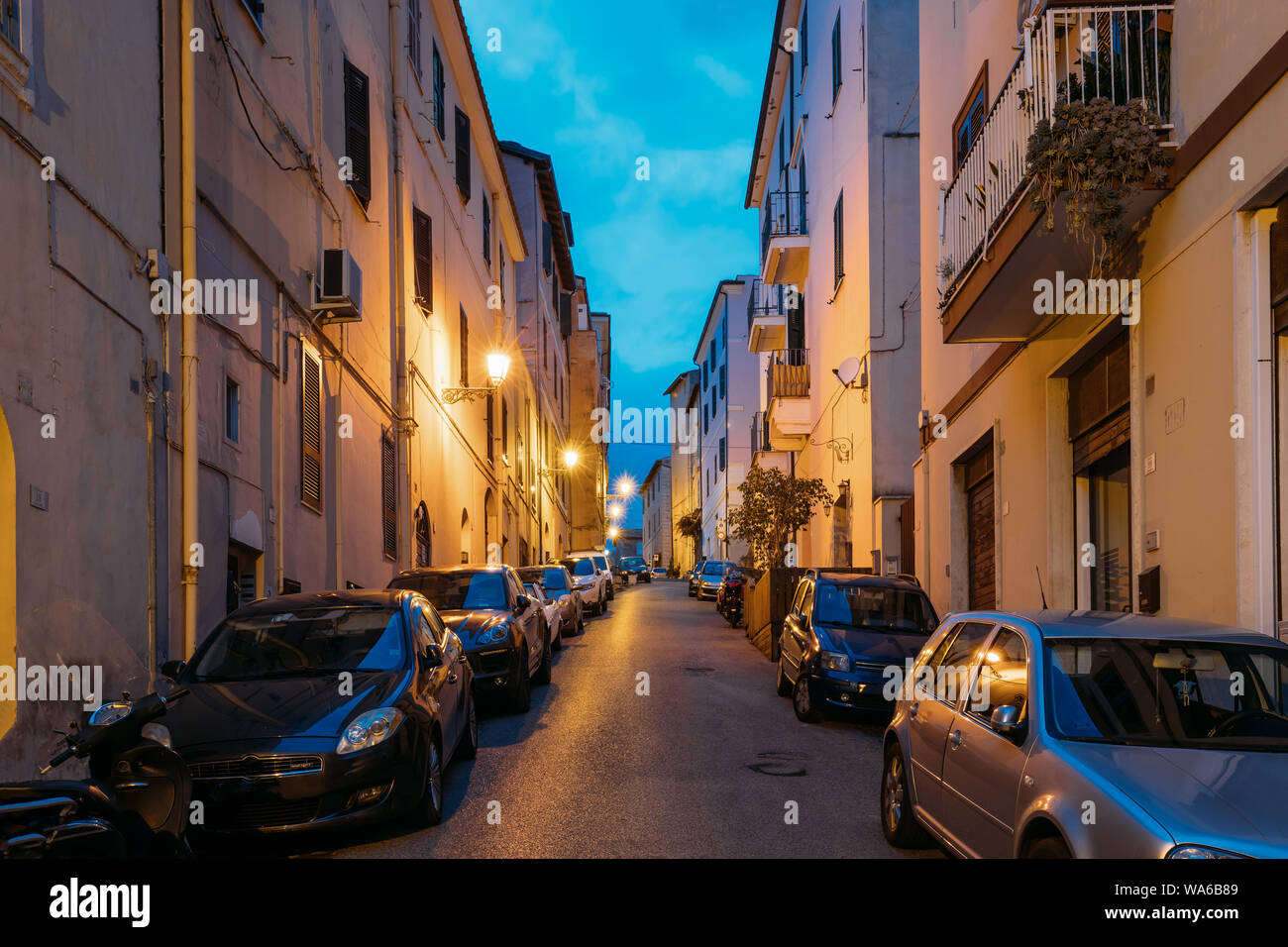 Car parked night hi-res stock photography and images - Alamy