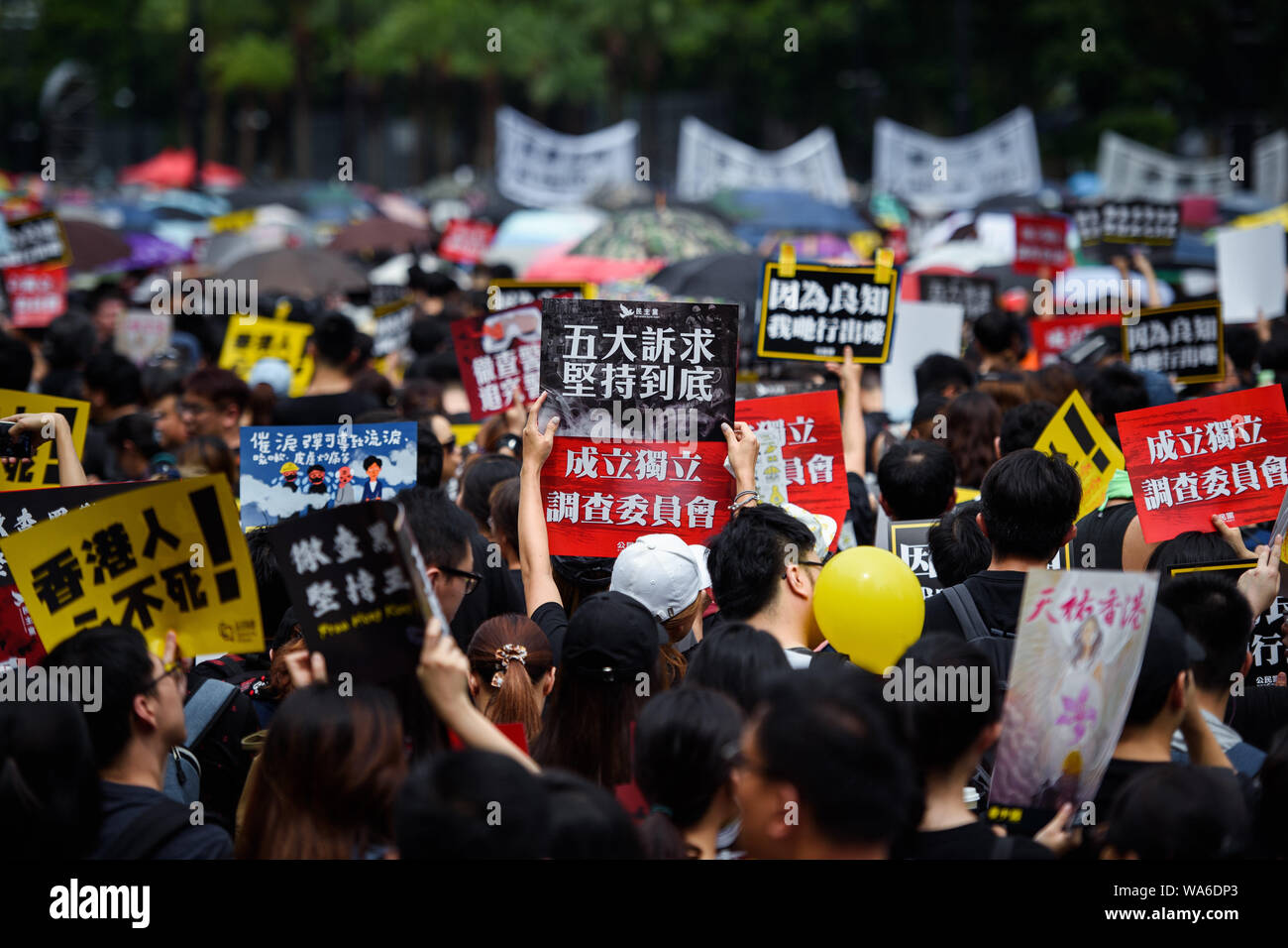 Hong Kong, China. 18th August 2019. Participants of a demonstration during the protest rally in Victoria demand, among other things, the independent investigation of the police by a committee on signs. Photo: Gregor Fischer/dpa Credit: dpa picture alliance/Alamy Live News Stock Photo
