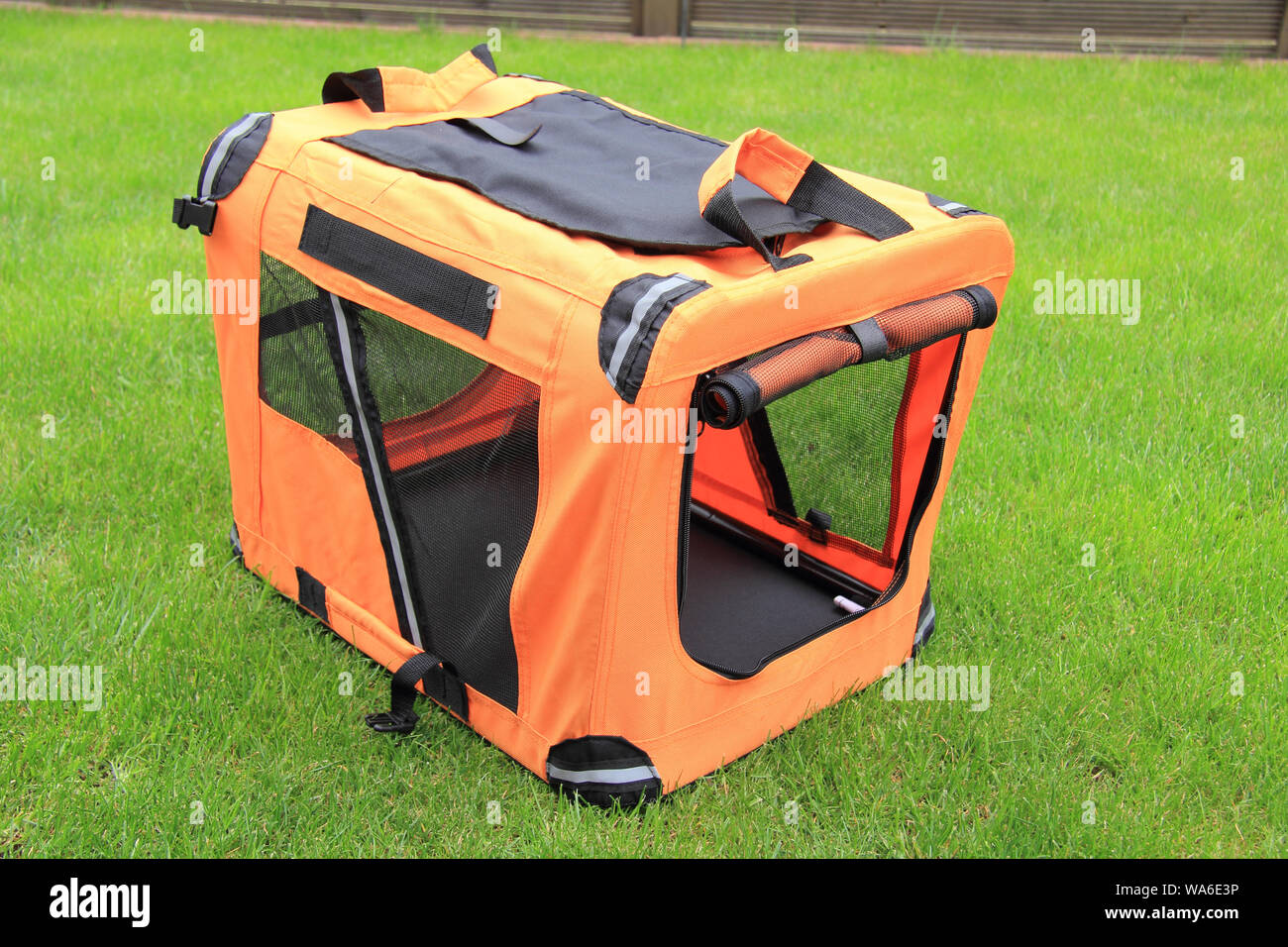 an empty dogs box in the garden Stock Photo - Alamy