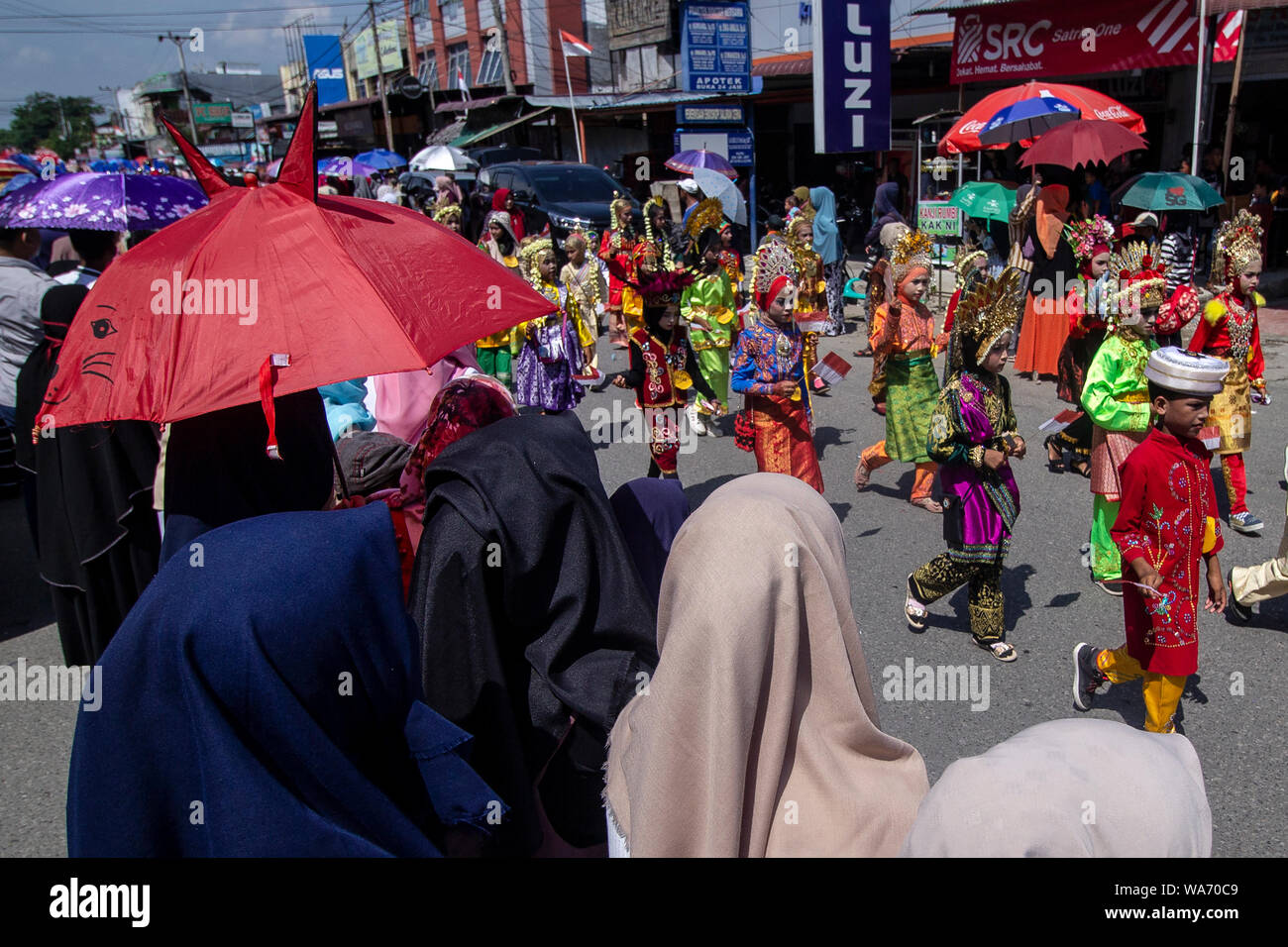 Lhokseumawe, Indonesia. 18 August 2019. Indonesian students march during the 74th Independence Day carnival in Lhokseumawe. Credit: SOPA Images Limited/Alamy Live News Stock Photo