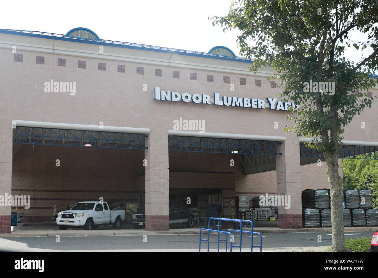 Princeton New Jersey, USA, August 3, 2019: Lowe's Home Improvement Warehouse exterior. Lowe's is an American chain of retail home improvement stores i Stock Photo