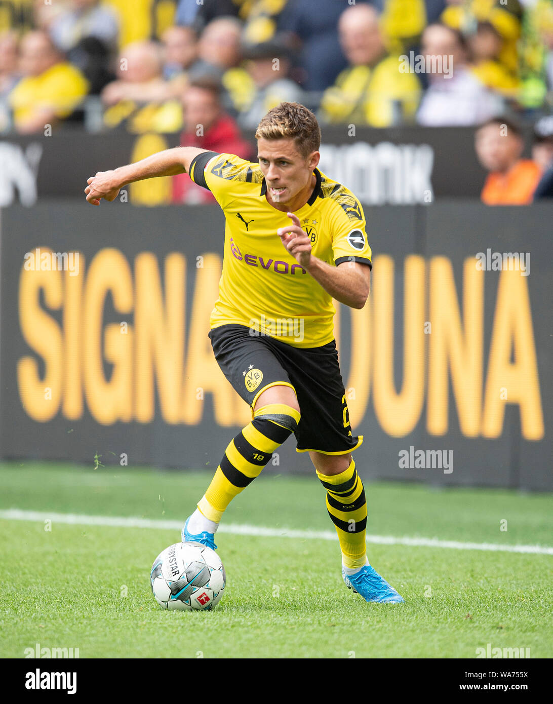 Thorgan Hazard Do Action Soccer 1 Bundesliga 1 Matchday Borussia Dortmund Do Fc Augsburg A 5 1 On 17 08 2019 In Dortmund Germany Dfl Regulations Prohibit Any Use Of Photographs As Image