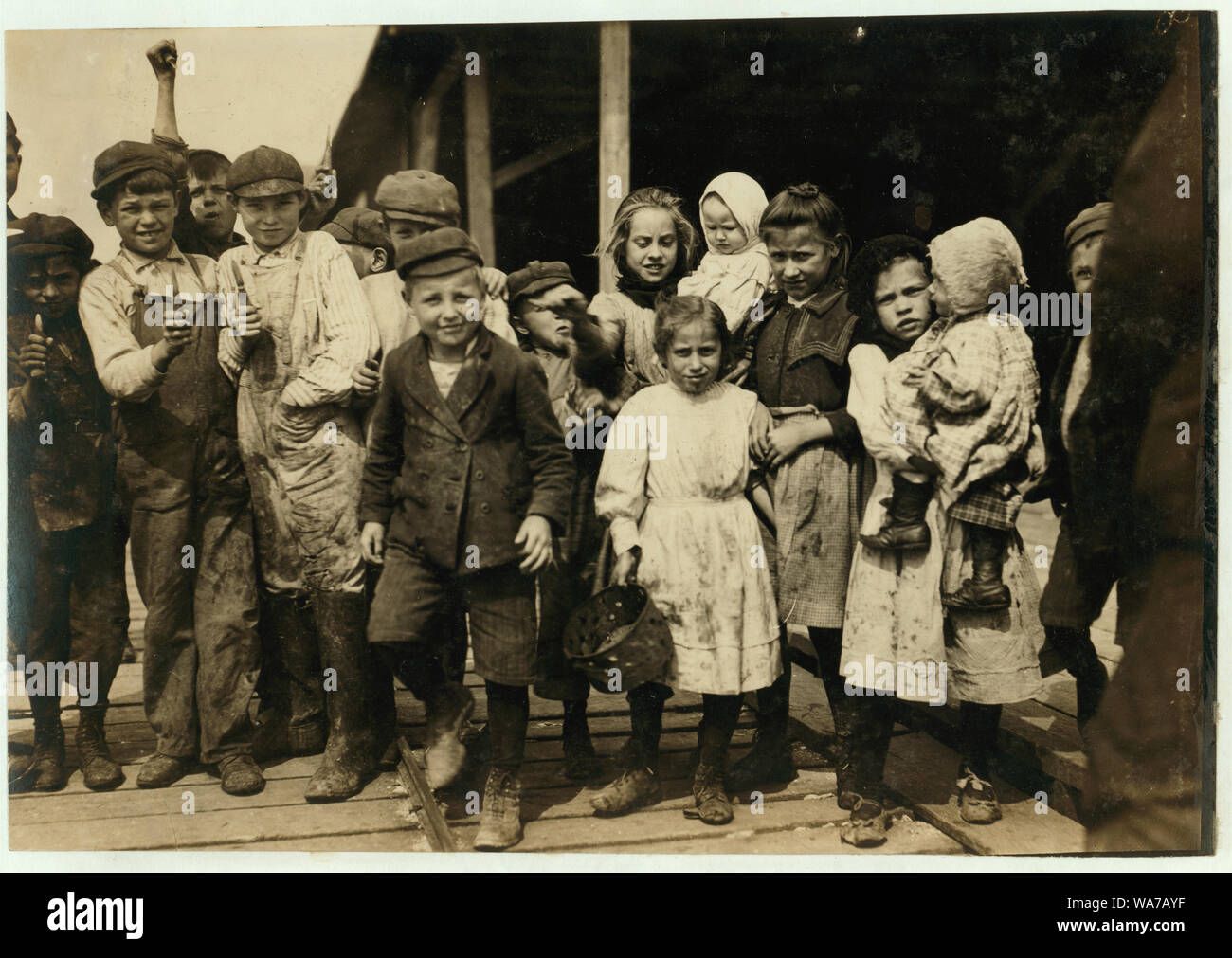 Children work factory historical hi-res stock photography and images - Alamy, image size:1300x1011