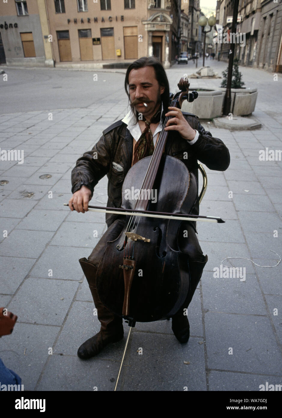 11th May 1993 During the Siege of Sarajevo: the "cellist of Sarajevo", Vedran Smailović, performs in Fra Grge Martica Square. Stock Photo