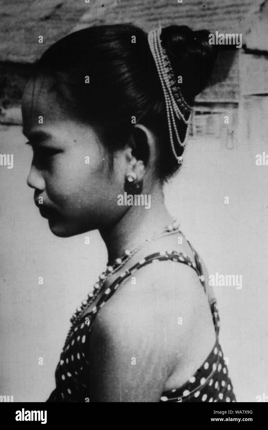 AJAXNETPHOTO. 1953-1957 (APPROX). INDO CHINA. VIETNAM. (IN-COUNTRY LOCATION UNKNOWN.) -  YOUNG VIETNAMESE GIRL WITH TRADITIONAL HAIR DECORATION. PHOTO:JEAN CORRE/AJAXREF:RX7 191508 228 Stock Photo