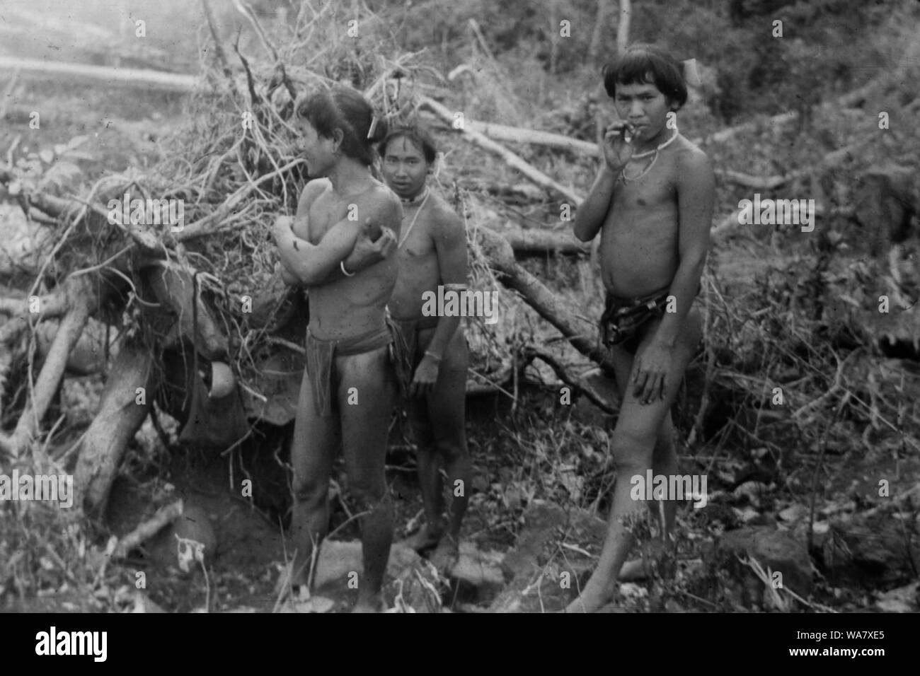 AJAXNETPHOTO. 1953-1957 (APPROX). INDO CHINA. VIETNAM. (IN-COUNTRY LOCATION UNKNOWN.) -  GROUP OF ETHNIC TRIBESMEN, POSSIBLY MONTAGNARDS, IN A COUNTRY LANDSCAPE. PHOTO:JEAN CORRE/AJAXREF:RX7 191508 255 Stock Photo
