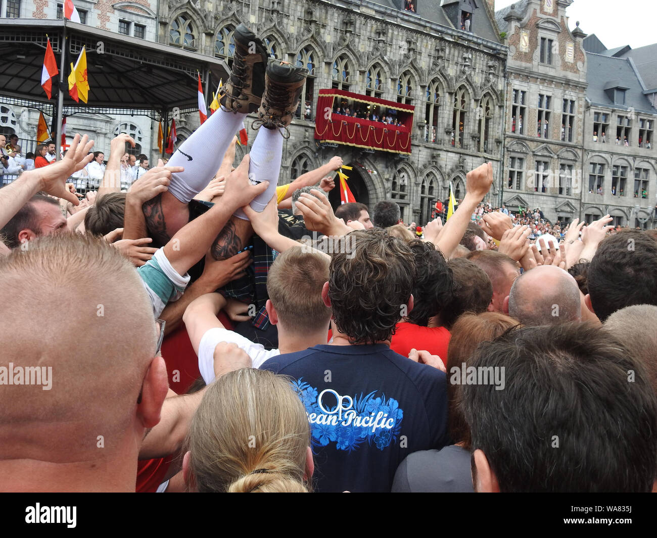 Mons, Belgium. 16 June, 2019. Participants of Lumeçon Game try to catch  hair of tail of the Dragon during the fight Stock Photo - Alamy