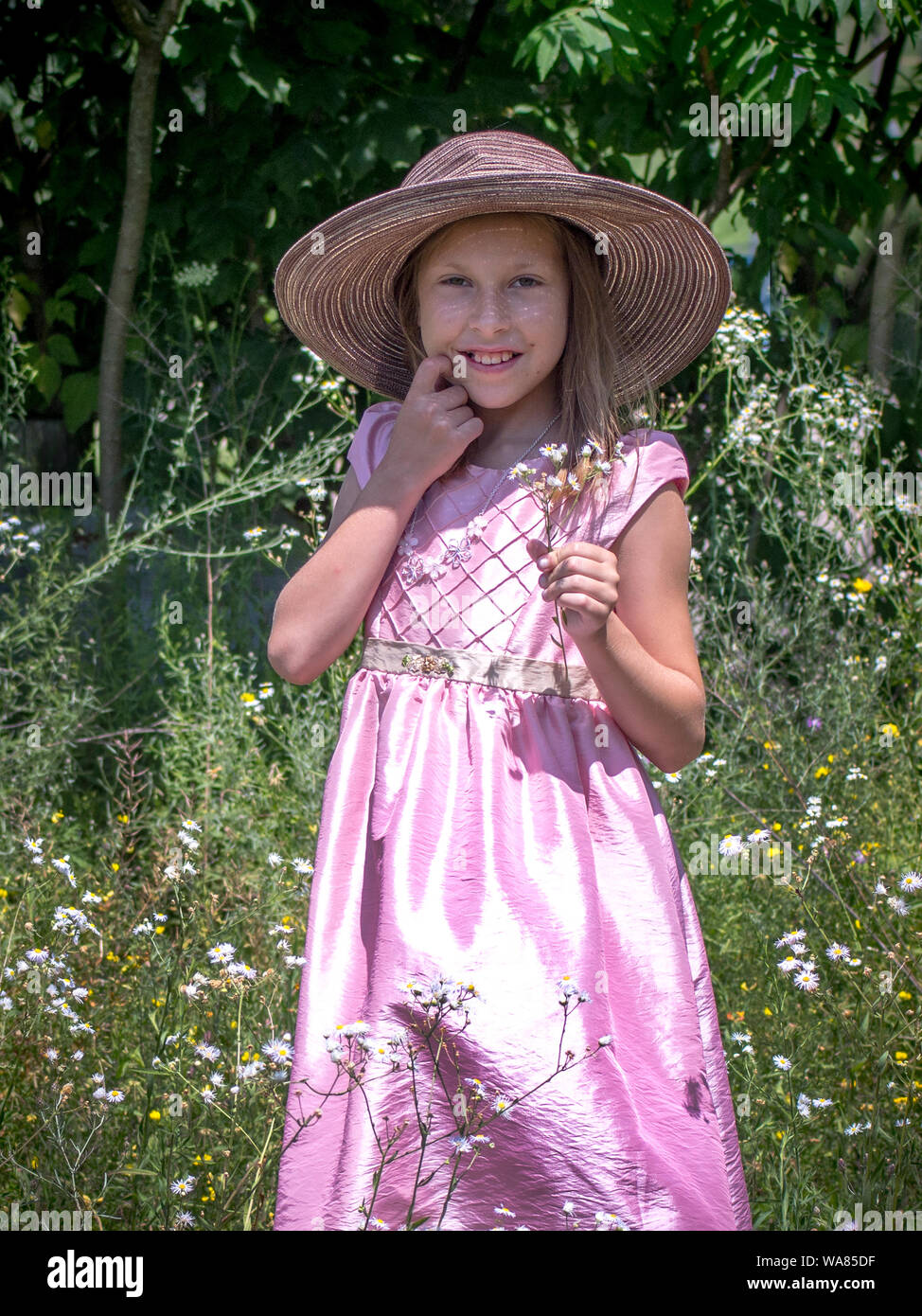 Floppy hat girl hires stock photography and images Alamy