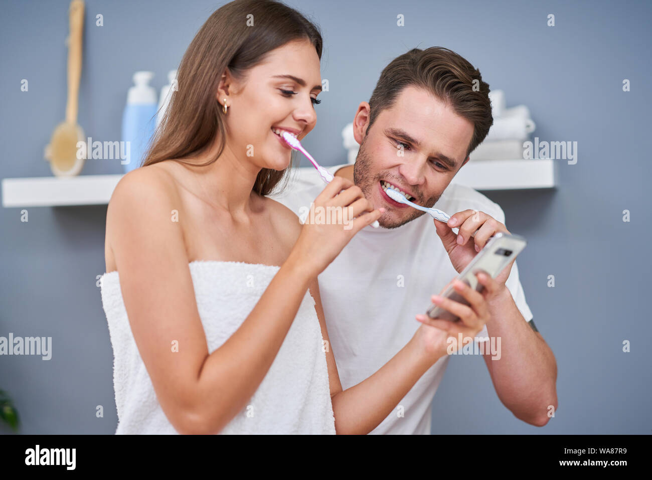 Жена чистит зубы. Пара чистит зубы. Люди которые не следят за зубами. Гигиена женщины и мужчины. Жена чистит зубы.