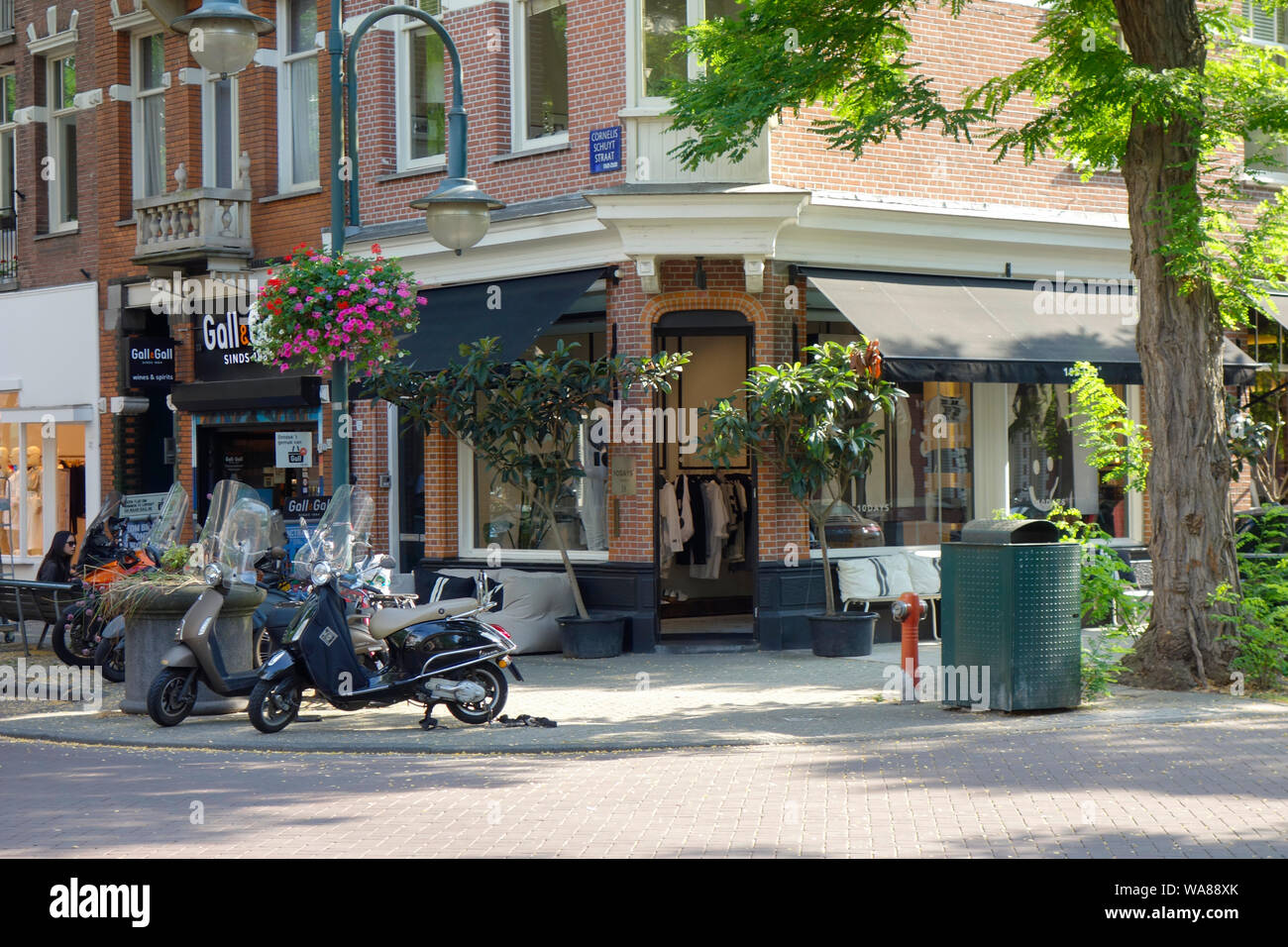 Cornelis Schuytstraat, Oud Zuid, Amsterdam, The Netherlands - home to a wide variety of cafés and restaurants, high-end boutiques and beauty stores. Stock Photo