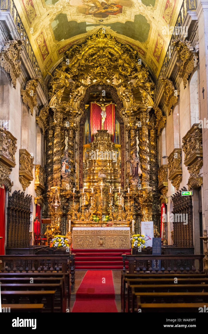 Portugal Oporto Porto Igreja do Carmo Church Baroque by Jose Figueiredo 1768 Rua do Carmo ornate altar gold gilt apse pews crucifix Stock Photo