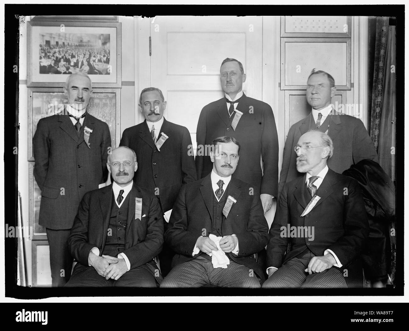 CHAMBER OF COMERCE OF U.S.A. DIRECTORS. REAR: JOHN H. FAYEY; W.M. McCORMICK; R. G. RHETT; T.L.L. TEMPLE. FRONT: AUGUST H. VOGEL; HARRY A. WHEELER, PRESIDENT;AT RIGHT REAR IS CHARLES R. VAN HISE, PRESIDENT OF THE UNIVERSITY OF WISCONSIN Stock Photo