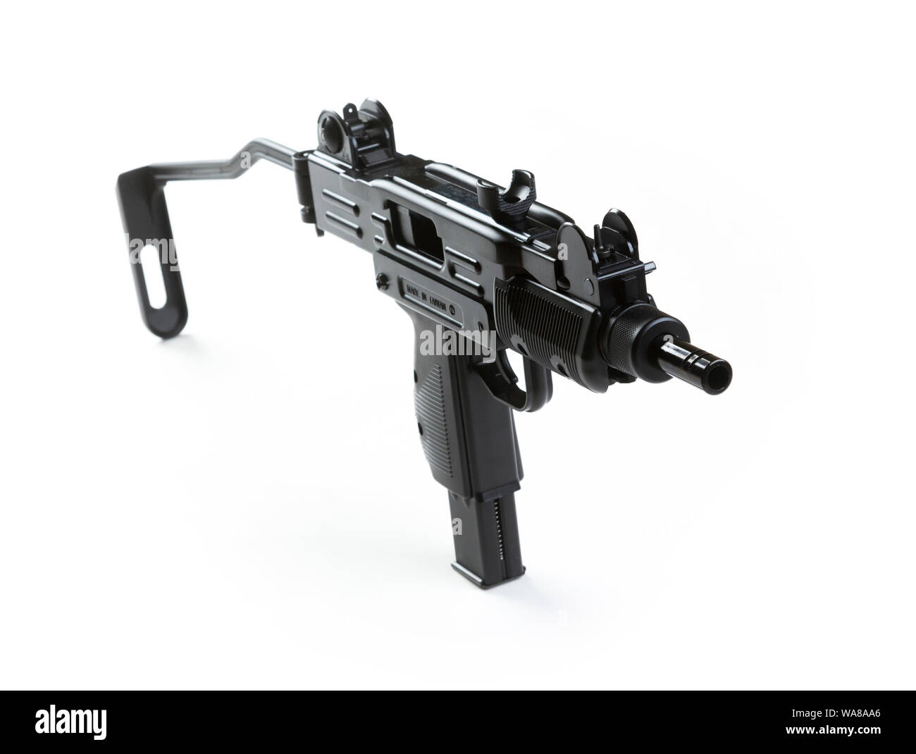 Pistolet airsoft noir réaliste couché sur la pierre à l'extérieur Photo  Stock - Alamy