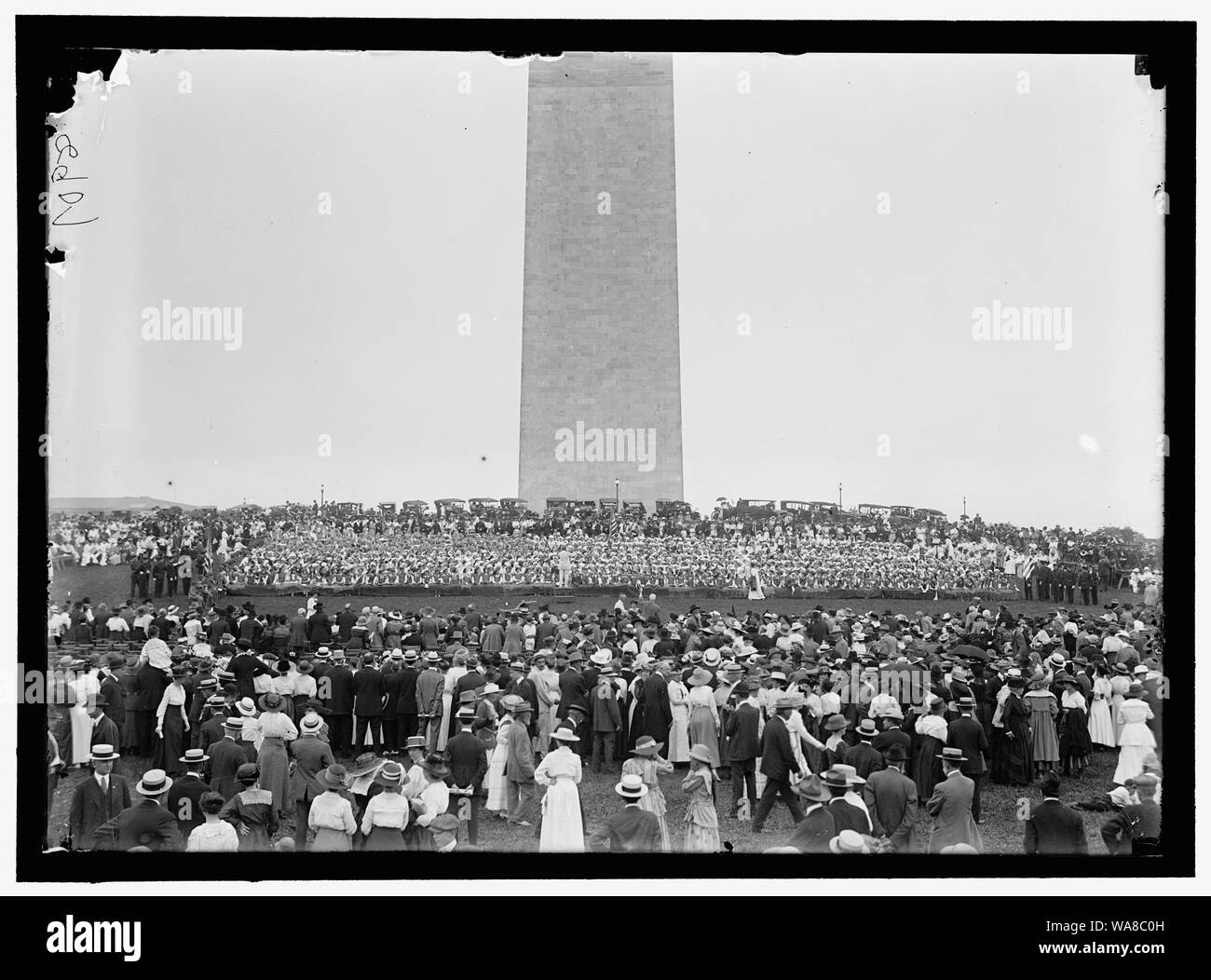 CONFEDERATE REUNION. HUMAN FLAG ON MONUMENT GROUNDS Stock Photo