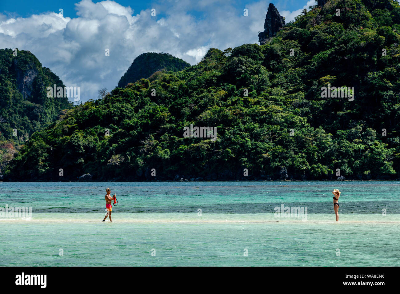 Tourists Walking On A Sandbar At Low Tide, Snake Island, El Nido, Palawan, The Philippines Stock Photo