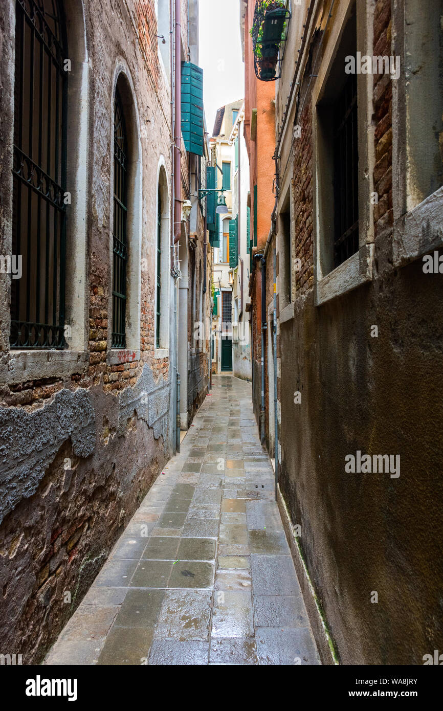 Un-named narrow passageway off the Calle de la Madoneta, Venice, Italy Stock Photo