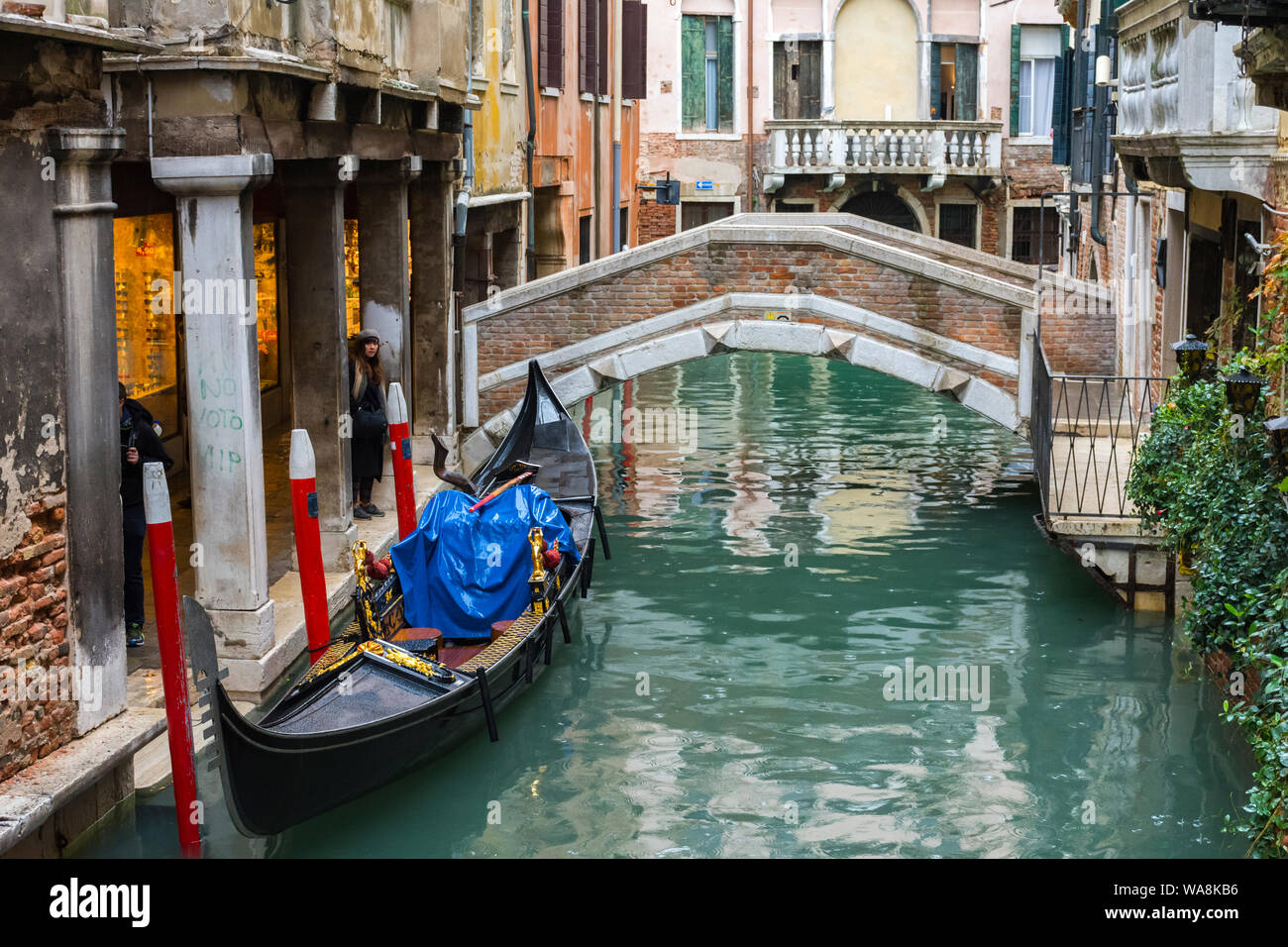 Gondola on the Rio dei Bareteri canal, from the Pont dei Baretter bridge, Venice, Italy Stock Photo