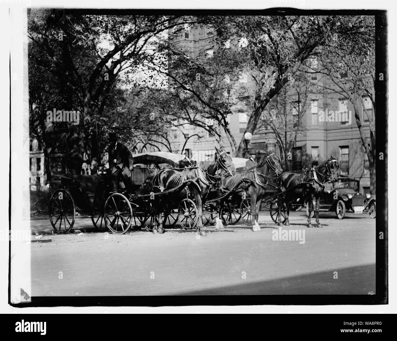 Stand by car Black and White Stock Photos & Images - Alamy