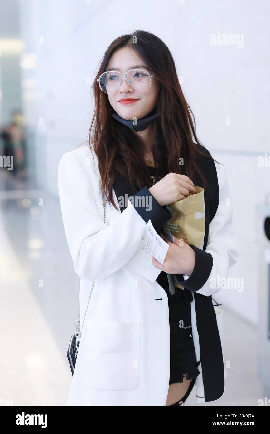 Chinese actress Jelly Lin or Lin Yun arrives at an airport in Shanghai,  China, 7 April 2019. T-shirt: Palm Angels Handbag: Chanel Sunglasses: Chan  Stock Photo - Alamy