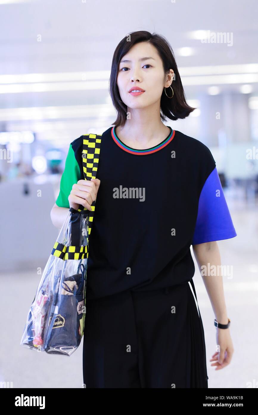 deseo barbilla Sostener Chinese model Liu Wen arrives at the Shanghai Hongqiao International  Airport before departure in Shanghai, China, 11 July 2019. Skirt: Puma Shoes:  Rog Stock Photo - Alamy