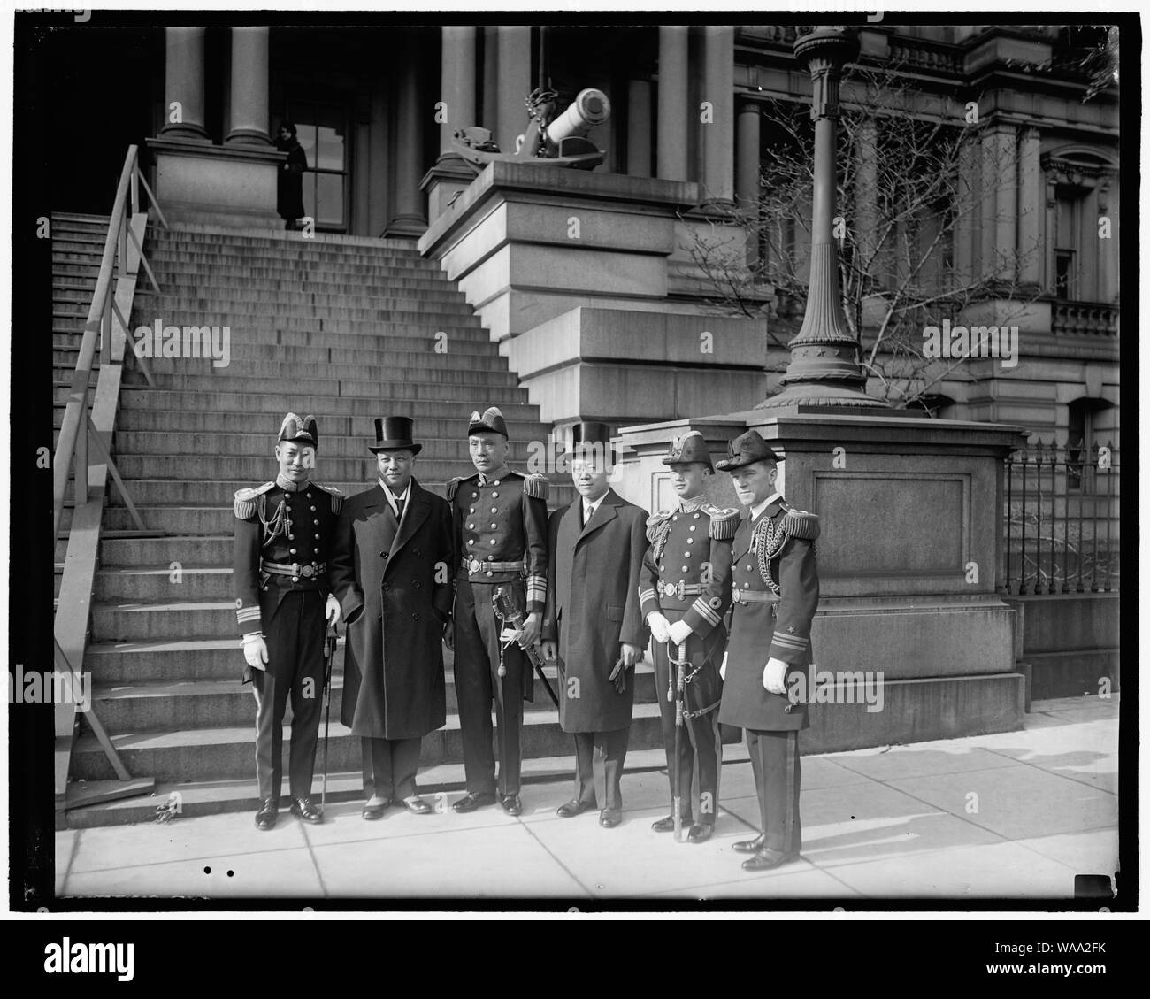 Chinese on world tour. Chinese Naval officers on world tour meet ...