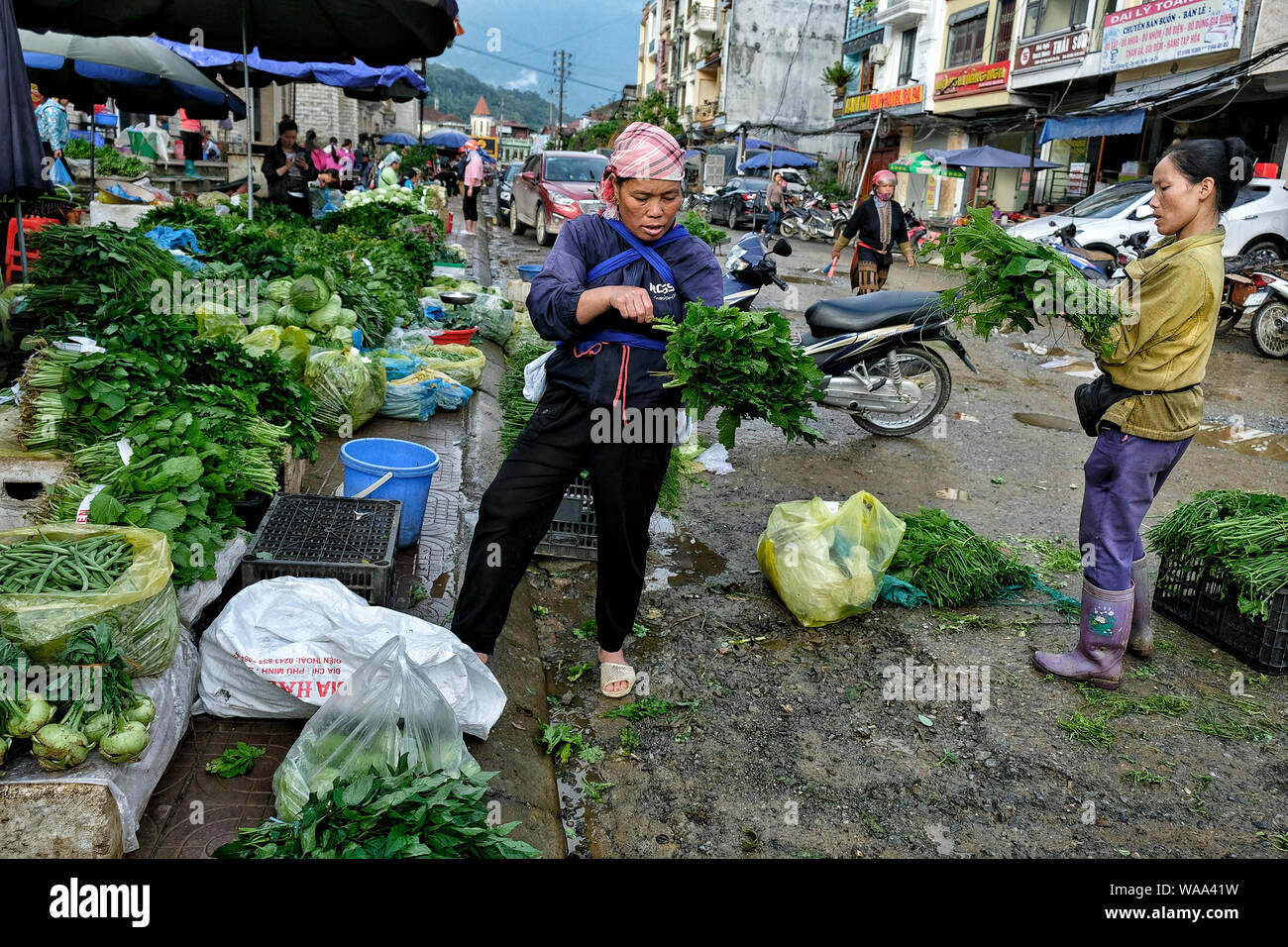 Sa Pa, Vietnam - August 24: Hmong women selling fruits and vegetables at the market on August 24, 2018 in Sa Pa, Vietnam. Stock Photo