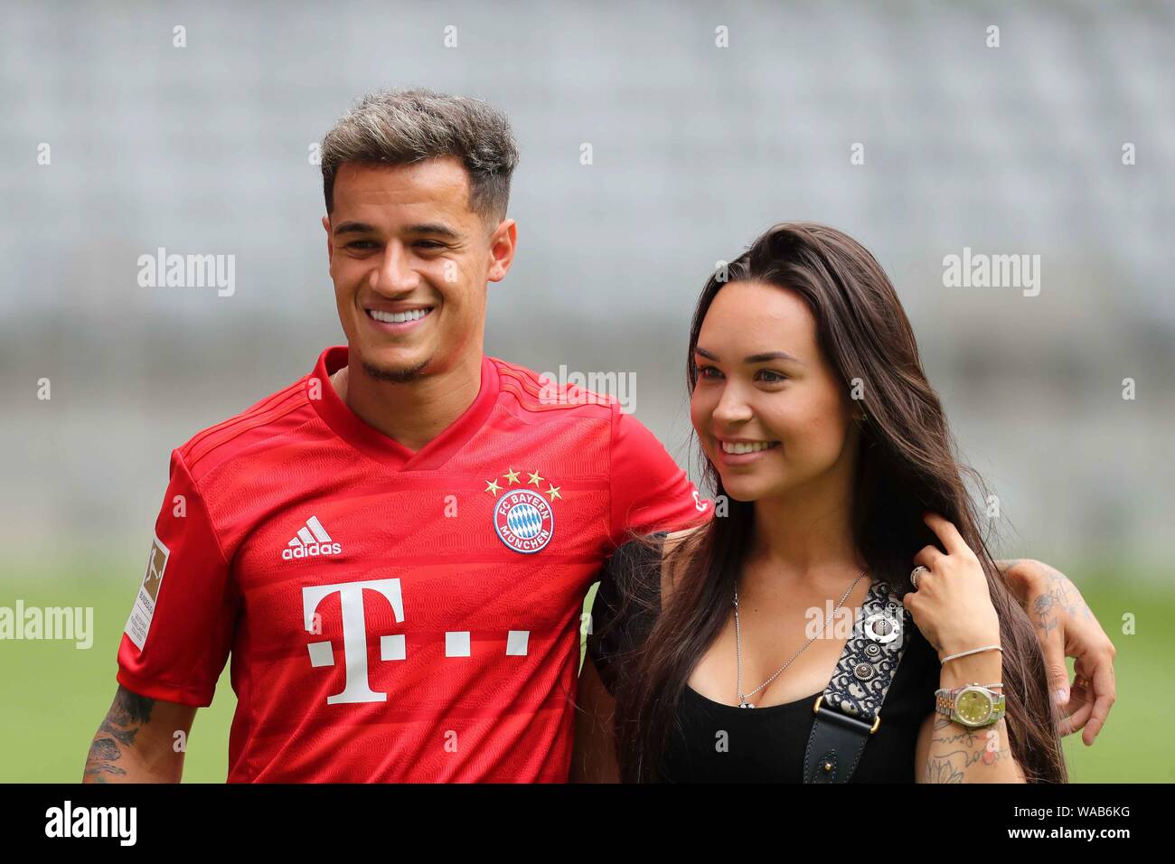 firo: 19.08.2019, Fuvuball, 1.Bundesliga, season 2019/2020, performance  Philippe Coutinho, Philippe and Aine Coutinho, half-time, laughs, laughs,  joy, | usage worldwide Stock Photo - Alamy